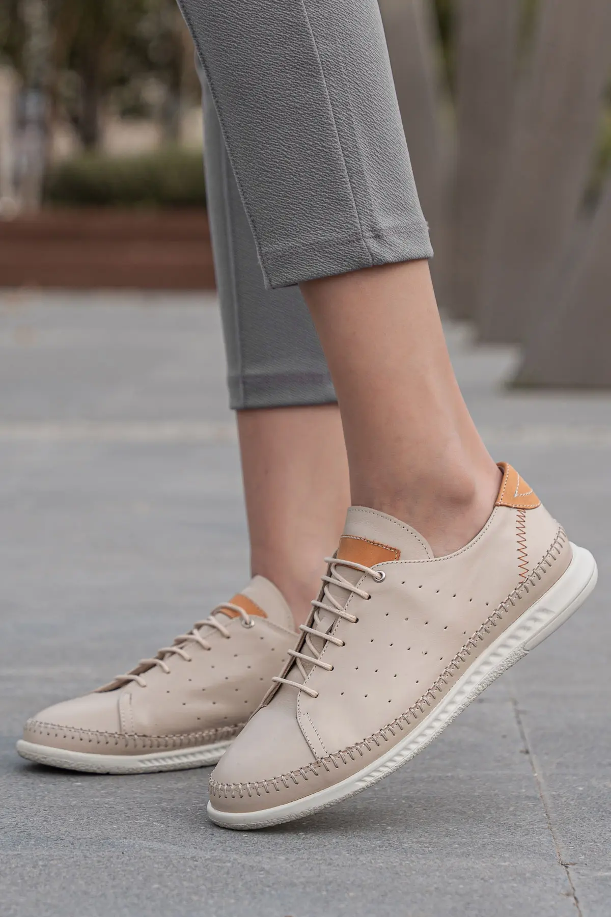 Женские кроссовки Comfort из натуральной кожи